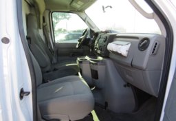 2015 Ford Econoline Commercial Cutaway - Image 27