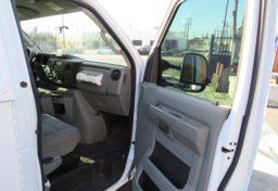 2015 Ford Econoline Commercial Cutaway - Image 25