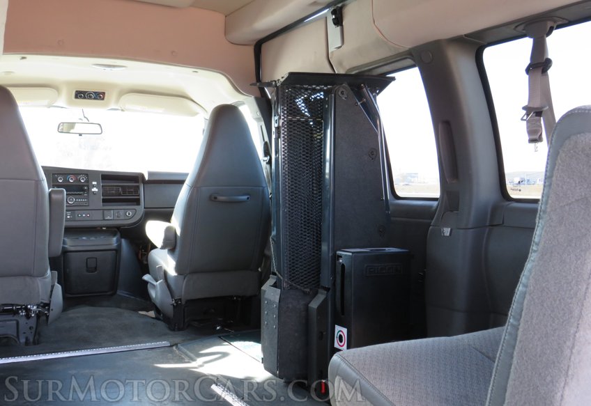 2018 GMC Savana Passenger - Image 30
