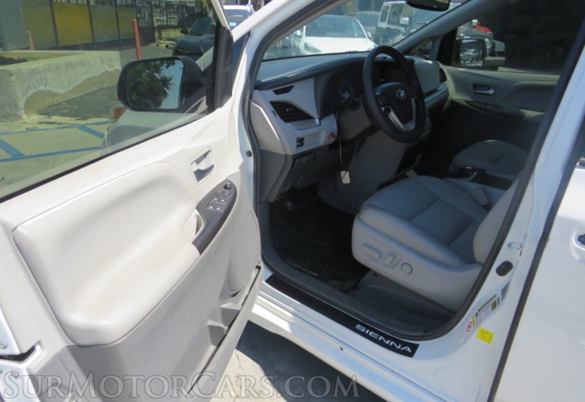 2019 Toyota Sienna - Image 16