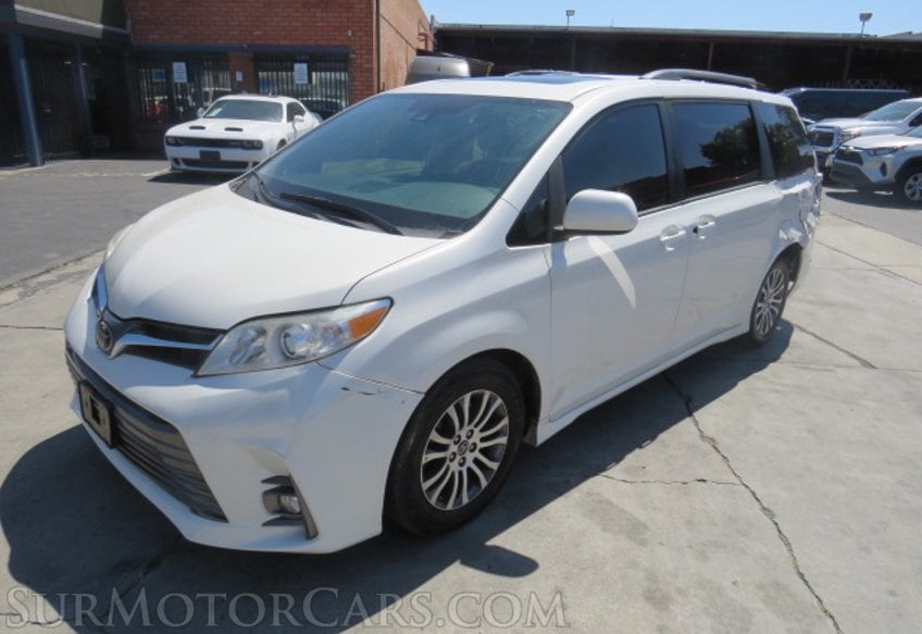 2019 Toyota Sienna - Image 2