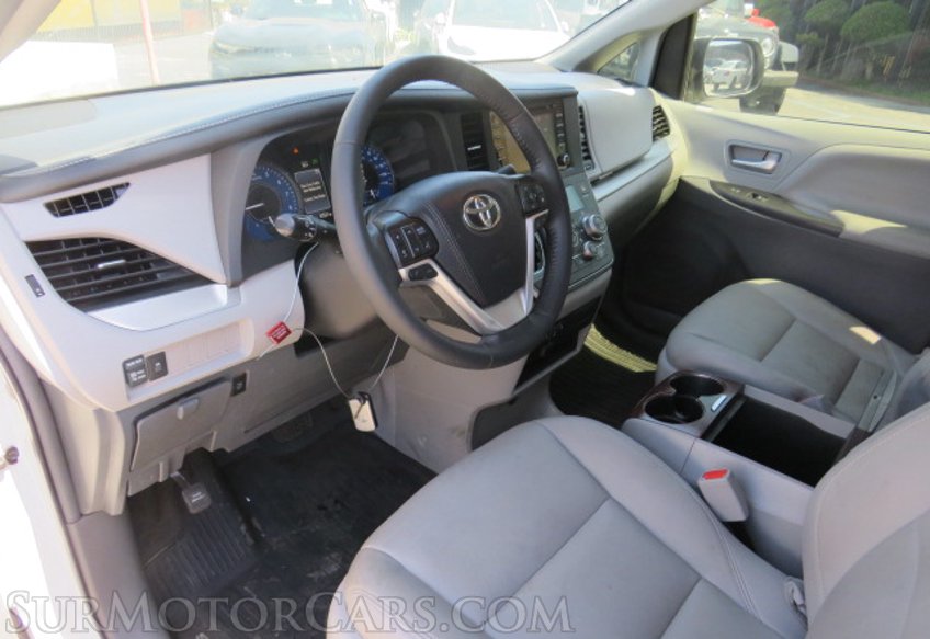 2019 Toyota Sienna - Image 14