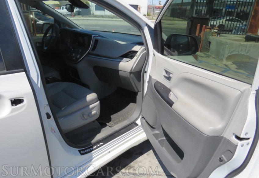 2019 Toyota Sienna - Image 17