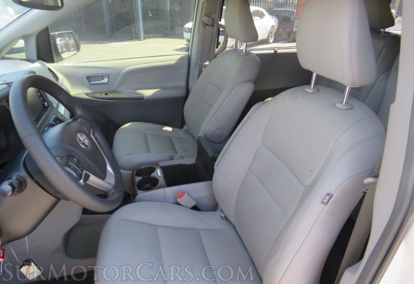 2019 Toyota Sienna - Image 18