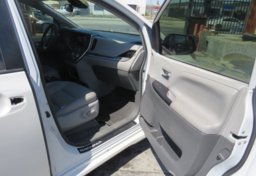 2019 Toyota Sienna - Image 17