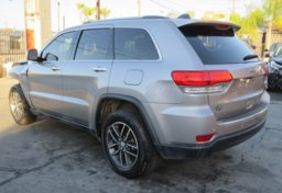 2017 Jeep Grand Cherokee - Image 9