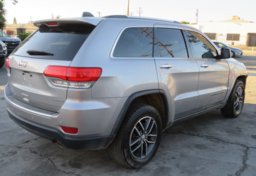 2017 Jeep Grand Cherokee - Image 10
