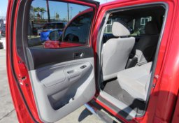 2014 Toyota Tacoma - Image 29