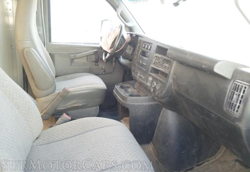 2019 GMC Savana Commercial Cutaway - Image 5