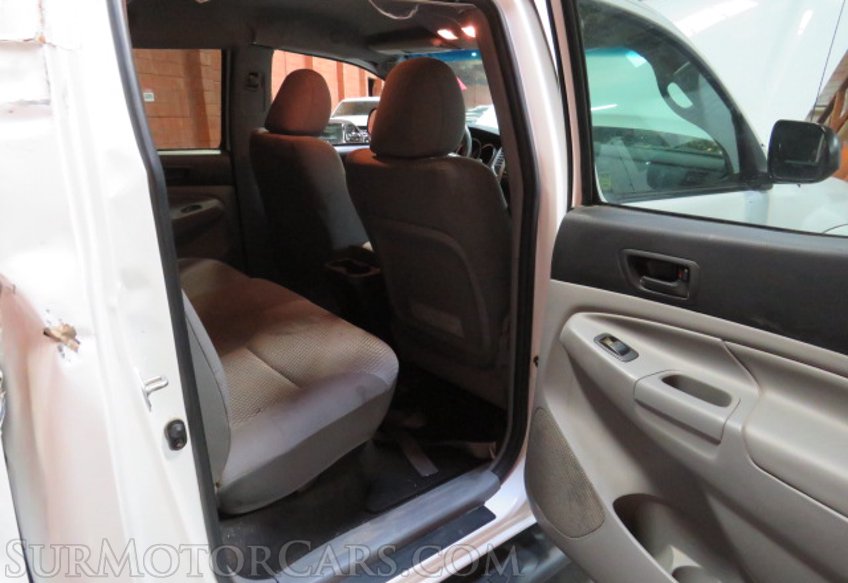 2015 Toyota Tacoma - Image 16