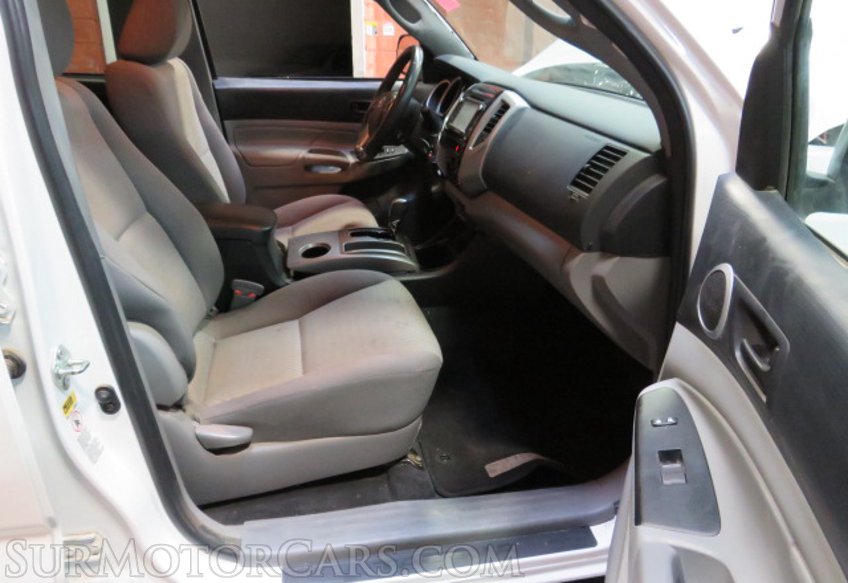 2015 Toyota Tacoma - Image 13