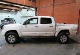 2015 Toyota Tacoma - Image 6
