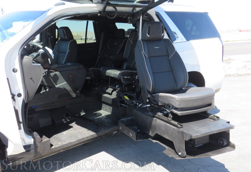 2022 Cadillac Escalade - Image 33