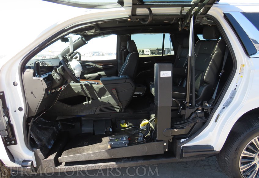 2022 Cadillac Escalade - Image 40