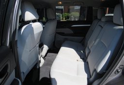2019 Toyota Highlander - Image 32