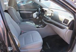 2019 Toyota Highlander - Image 31
