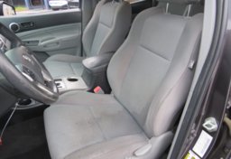 2015 Toyota Tacoma - Image 28