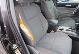 2015 Toyota Tacoma - Image 29