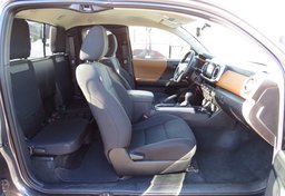 2017 Toyota Tacoma - Image 29