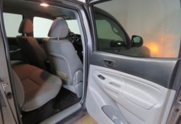 2013 Toyota Tacoma - Image 23
