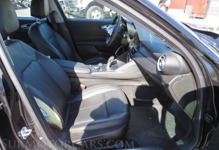 2018 Alfa Romeo Giulia - Image 25