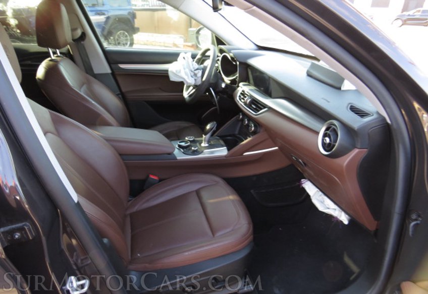 2018 Alfa Romeo Stelvio - Image 28