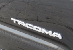 2018 Toyota Tacoma - Image 19