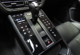 2024 Porsche Macan - Image 41