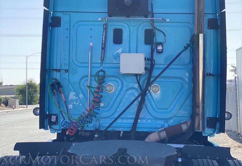 2013 Freightliner Cascadia - Image 5