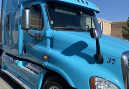 2013 Freightliner Cascadia - Image 2