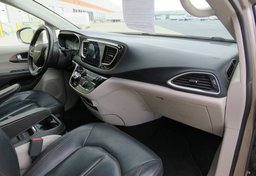 2018 Chrysler Pacifica - Image 35