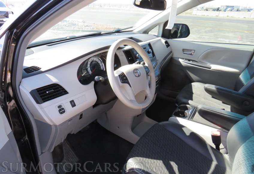 2014 Toyota Sienna - Image 24