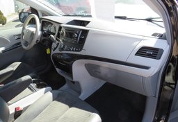 2014 Toyota Sienna - Image 26