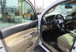 2015 Toyota Tacoma - Image 16