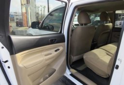 2015 Toyota Tacoma - Image 18