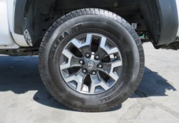 2020 Toyota Tacoma 4WD - Image 18