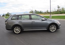 2017 Volkswagen Golf Alltrack - Image 11