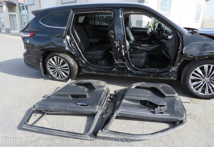 2021 Toyota Highlander - Image 12