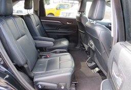 2017 Toyota Highlander - Image 30