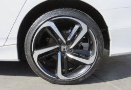 2019 Honda Accord Sedan - Image 11