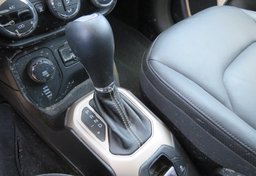 2015 Jeep Renegade - Image 45