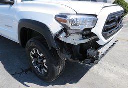 2017 Toyota Tacoma - Image 18