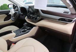 2021 Toyota Highlander - Image 25