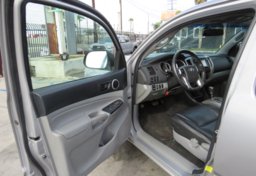 2015 Toyota Tacoma - Image 18