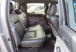 2015 Toyota Tacoma - Image 21
