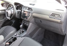 2021 Volkswagen Tiguan - Image 20