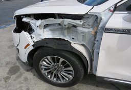 2019 Lincoln Nautilus - Image 16