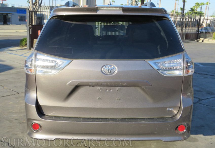 2020 Toyota Sienna - Image 12