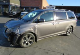 2020 Toyota Sienna - Image 3