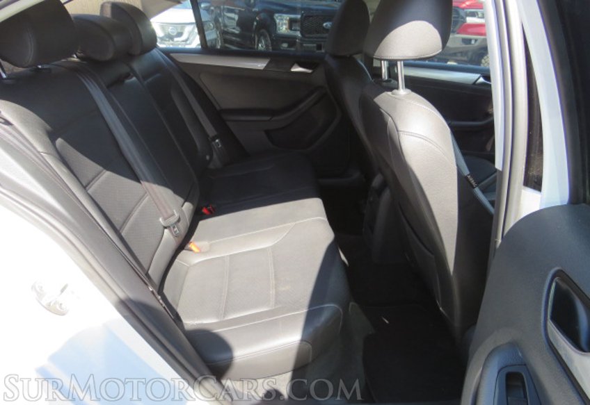 2017 Volkswagen Jetta - Image 28